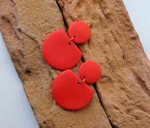 Pendientes elegantes de resina artesanal con deslumbrante acabado metálico - Product Image 6