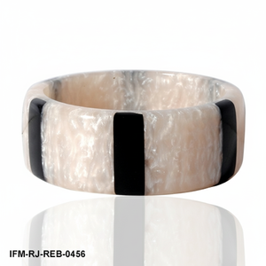 Brazalete de Resina Crema Marmoleada con Rayas Negras Incrustadas, Joyería Geométrica Minimalista para Mujer - Product Image 1