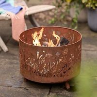 Brasero en fer haut de gamme pour patios avec une texture rustique antique et des performances fiables pour un chauffage extérieur sûr