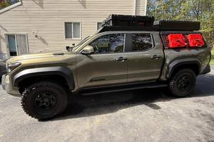 LISTO PARA ENVIAR, TOYOTA TACOMA TRAILHUNTER 2025, Doble Cabina, 4x4, Híbrido Turbo de 4 Cilindros, Volante a la Derecha/Izquierda - Product Image 4