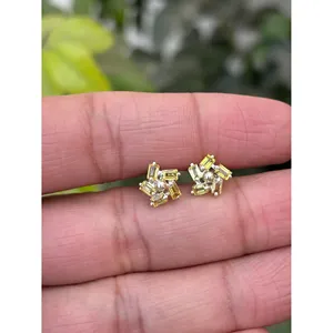 Boucles d'oreilles clous florales en argent 925 plaqué or 18 carats avec saphir jaune et diamant, bijoux tendance pour fiançailles ou cadeau - Product Image 1