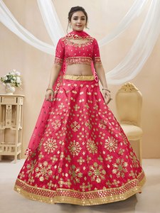 Lehenga Choli Rosa de Seda Artística con Bordado de Lentejuelas y Zari, Dupatta de Malla Suave, Estilo Bollywood para Fiestas y Ocasiones Festivas - Product Image 3