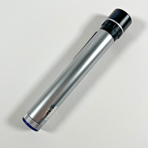 Mango de batería Keeler 2,8 V Slimline AA para otoscopios y oftalmoscopios K32 - Product Image 4