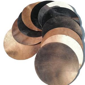 Il s'agit d'apprêts de peaux d'animaux naturelles, vraisemblablement de chèvre ou de vache, utilisés pour la fabrication de peaux de tambour. - Product Image 1