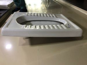 Sartén de inodoro en cuclillas de diseño moderno de alta calidad con P-Trap y S-Trap Buen precio Artículos sanitarios de cerámica que incluyen asientos de sartén - Product Image 6