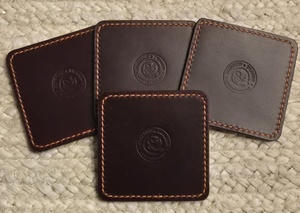 Sous-verres en cuir de vachette avec incrustation en fer à cheval et bordure tressée en cuir naturel - Couleurs assorties - Product Image 6