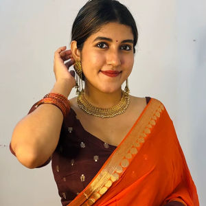 ชุดส่าหรีดีไซน์เนอร์สำหรับผู้หญิงอินเดีย ผ้าจอร์เจตต์ลายแฟนซีสองสีแบบเทียม สำหรับงานแต่งงาน พร้อมเสื้อคลุมผ้าวิสโคสตัดสี มีสินค้าในสต็อก - Product Image 1