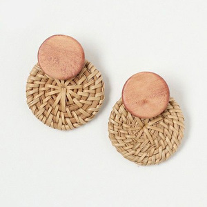 Boucles d'oreilles pendantes en rotin 2025 tendance Boucles d'oreilles pendantes légères inspirées de Boho faites à la main avec élément en bois et paille Herbe de mer rustique - Product Image 5