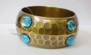 กำไลทองแดงชุบทองหรูหรา พร้อมพื้นผิวลายตอกที่สวยงาม และลูกปัดคริสตัลสีฟ้าเทอร์ควอยซ์สดใส งานฝีมือโลหะ - Product Image 4