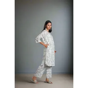 Ensemble Kurta en crêpe Feuilles d'automne avec manches trois-quarts, style décontracté - Product Image 3