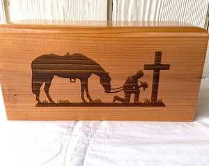 Urna Funeraria de Madera para Adultos, Grabada con Caballo y Cruz, Vaquero Rezando, para Hombres Adultos, de Madera de Haya, para Cremación - Product Image 3