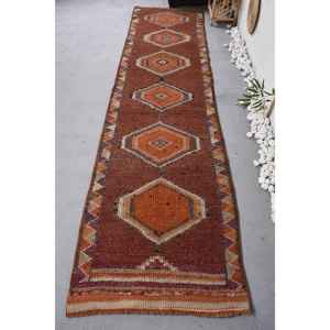 พรมขนสัตว์คิลิมวินเทจ ขนาด 3 x 11.5 ฟุต สีน้ำตาลและสีส้ม ลายปะติดเป็นมิตรกับสิ่งแวดล้อม ขนปานกลาง เหมาะสำหรับห้องรับประทานอาหาร พร้อมแผ่นรองยางลาเท็กซ์ - Product Image 1