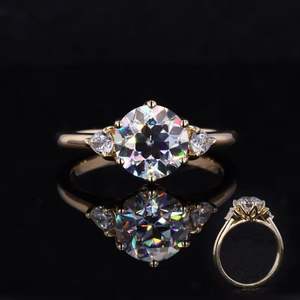 Bague en diamant Moissanite à trois pierres en argent sterling 925 coupe brillante ronde pour anniversaire ou cadeau de la Saint-Valentin - Product Image 5