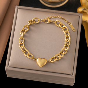 Bracelet en acier inoxydable pour femmes, plaqué or 18 carats. Bracelet en forme de cœur à la mode pour cadeaux tendance, bijoux. - Product Image 1