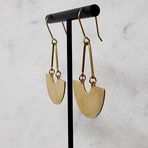 Pendientes de media luna modernos | Minimal Brass Arc Dangle | Joyería Bohemia - Product Image 4