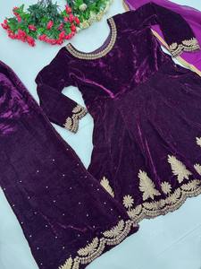Exclusivo par de Palazzo morado en tela de terciopelo viscosa con bordado para mujeres indias paquistaníes en bodas y fiestas - Product Image 6