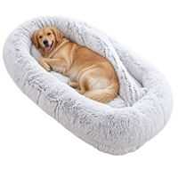 Lit pour chien Yangyangpet, long et moelleux, gris clair, ovale, surdimensionné, avec poches de rangement latérales