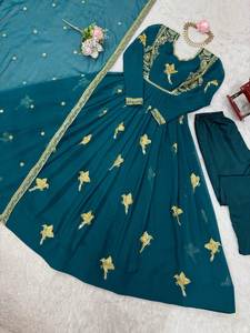 Un magnifique ensemble de robe Koti en soie Bandhni de créateur avec dupatta pour les occasions festives et les célébrations élégantes, tenue de soirée - Product Image 6