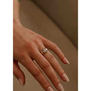 Anillo de banda de cigarro con diamantes redondos de oro amarillo y blanco de Porter Fine Jewelry, estilo romántico para boda o compromiso, con engaste experto. - Product Image 4