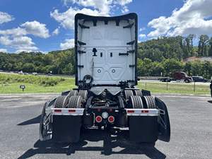 Camion Freightliner Cascadia Conventional Sleeper d'occasion 2026, moteur diesel 10 cylindres, transmission automatique, transmission 6x4, caméra de recul 360° - Product Image 3