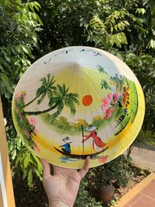 Chapeau conique vietnamien fait à la main Blue Lotus à partir de feuilles de palmier naturelles Classic Non La Hat pour la protection solaire et le patrimoine culturel - Product Image 4