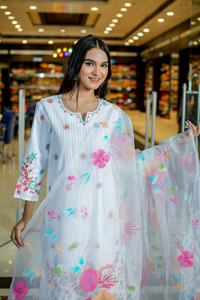 Sharara en coton pur de qualité supérieure, orné de broderies magnifiques, avec des paillettes lourdes bicolores, col en V, manches longues, lavable en machine. - Product Image 5