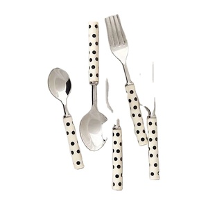 Lot de 4 couverts Hot Sponsor Vente à chaud en acier inoxydable et poignée en résine ensemble de couverts en acier inoxydable - Product Image 1