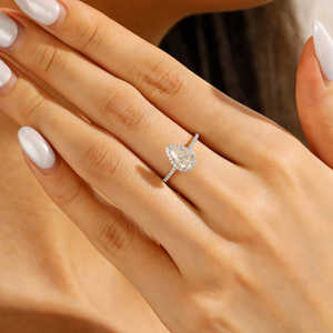 แหวนหมั้นทรงกลม 1.40 กะรัต ประดับเพชรสามเม็ด ดีไซน์คลาสสิกสำหรับเจ้าสาว ทำจากทองคำขาว 14K - Product Image 5