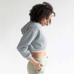 Haut court personnalisé pour femmes, pulls à capuche, fabricant OEM de manches croisées à blocs de couleurs pour automne, hiver, logo avant - Product Image 5