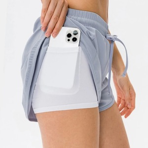 Pantalones cortos de fitness de gimnasio para mujer con logotipo personalizado con patrón sólido - Product Image 3