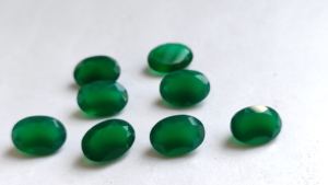 เครื่องประดับควอทซ์สีเขียวธรรมชาติแบบหลวมพลอยเทียมตัดขนาดผสมมรกตสีเขียวแบบหลวมสินค้าจำนวนมาก - Product Image 4