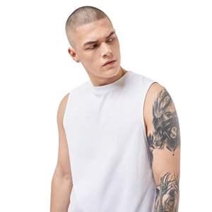Camiseta sin mangas blanca de ajuste relajado para hombre, camisa muscular de algodón con logotipo en negrita, perfecta para capas deportivas de gimnasio y moda de calle - Product Image 4