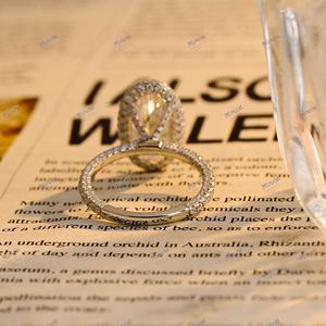 แหวนหมั้นโมอิสซาไนต์ทรงรีเจียระไนแบบน้ำแข็งบด ประดับด้วยวงแหวนทองคำแท้ระยิบระยับสำหรับการขอแต่งงานของเธอ - Product Image 2