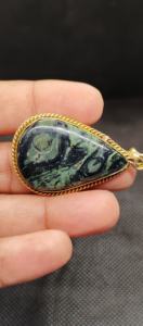 Colgante de Latón Hecho a Mano con Cabujón de Galaxia Verde Natural - Product Image 3