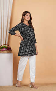 Kurti corto de algodón con estampado floral negro para mujer, con cuello redondo y mangas tres cuartos, hecho en tela suave y transpirable. - Product Image 5
