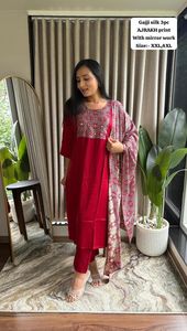 Kurti de Seda Cosmos Gaji con Trabajo de Espejos Reales, Ropa de Boda para Mujer, Hecho en India, En Stock - Product Image 2