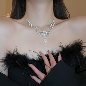Collier Papillon en Perles Style Français Inspiré de François, Chaîne Délicate pour Clavicule, Bijou Haut de Gamme Élégant et Tendance - Product Image 4