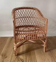 Chaise en rotin pour bébés est fait, armoires de rangement et paniers fabriqués à partir de naturel, créant un espace chaleureux et sûr.