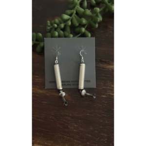 Pendientes Colgantes de Plata de Ley con Perlas Hechos a Mano por Navajo, Joyería Cultural Coleccionable - Product Image 1
