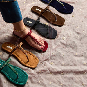 Chaussures décontractées pour femmes fabriquées au Pakistan, qualité supérieure, semelle extérieure en cuir naturel antidérapante, dessus en velours, en stock - Product Image 4