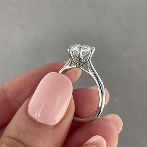 Anillo Solitario con Diamante de Laboratorio Redondo de 2.00ct, Engaste de 6 Garras, Certificado IGI - Product Image 3
