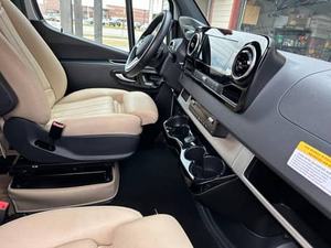 Mercedes-Benz Sprinter 2500 Edición Airstream 2021, 4x4, Conversión Completa a Camper, Turbodiésel V6, 4WD - Product Image 5