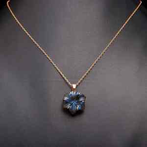 Pendentif fleur en labradorite naturelle fait à la main collier de pierres précieuses sculpté 19 Mm pierre élégante bijoux de guérison cadeau pour elle - Product Image 3