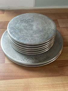 Posavasos de metal hechos a mano de primera calidad para regalos de boda clásicos y regalos de inauguración de la casa con textura floral tradicional - Product Image 3