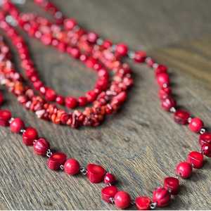 Collar de Cuentas Rojas Hecho a Mano, Collar Largo con Piedras Preciosas Naturales Facetadas de Coral, Ágata y Howlita, Joyería Elegante - Product Image 1