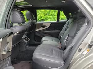 Lexus ES 350 F SPORT FWD d'occasion 2022 – Berline de luxe avec boîte automatique pratique et intérieur sombre, vraiment fiable - Product Image 6