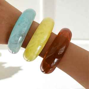 Brazalete de resina acrílica gruesa, pulseras coloridas, Joyería Moderna de verano, café, Amarillo, Azul, audaz, puños de brazo ancho, tamaño personalizado - Product Image 1