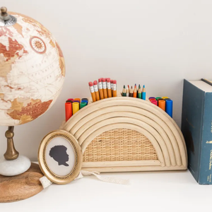 Porte-stylos en rotin arc-en-ciel, organisateur bohème en rotin naturel fait à la main, accessoire de bureau pour enfants - Product Image 1