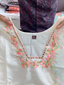 Impresionante conjunto de ropa de fiesta Sharara con Kurti y Dupatta adornados, una opción de moda para celebraciones festivas y funciones de boda - Product Image 6