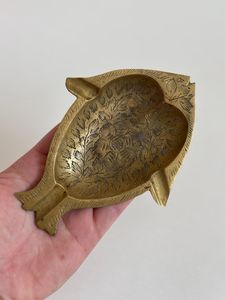 Cenicero de latón exclusivo para coleccionistas con grabado a mano detallado y acabado antiguo perfecto para vitrina - Product Image 3